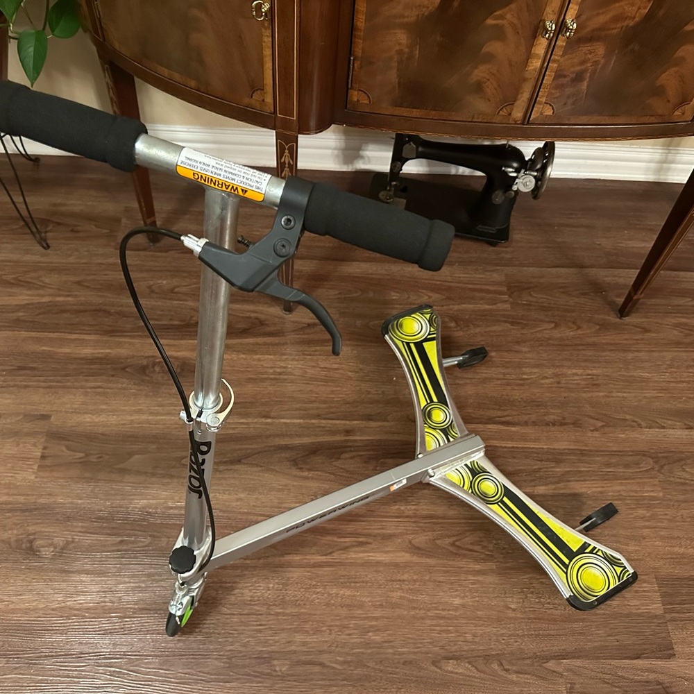 Razor Power Wing DLX Caster Scooter
